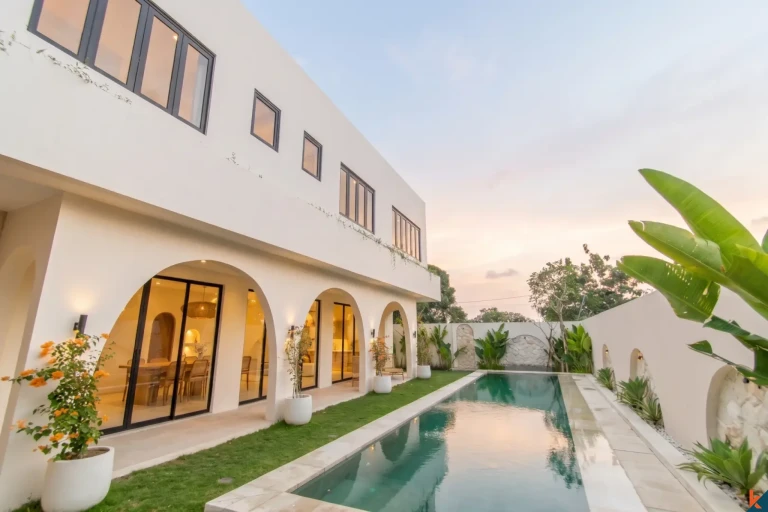 Villa neuve de quatre chambres en bail emphytéotique dans le quartier d'East Seminyak