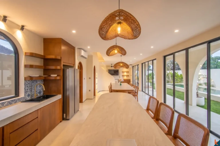 Villa neuve de quatre chambres en bail emphytéotique dans le quartier d'East Seminyak
