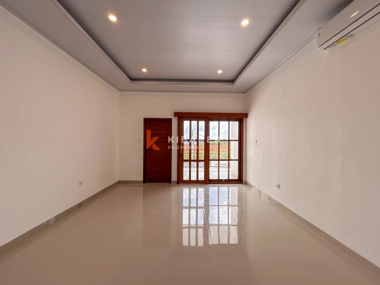 Villa Tiga Kamar Tidur Elegan Tanpa Perabot dengan Kolam Renang Pribadi di Umalas