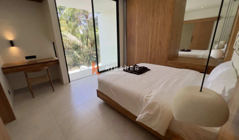 Vila Pantai Dua Kamar Tidur Bergaya dengan Kolam Renang Pribadi di Kedungu