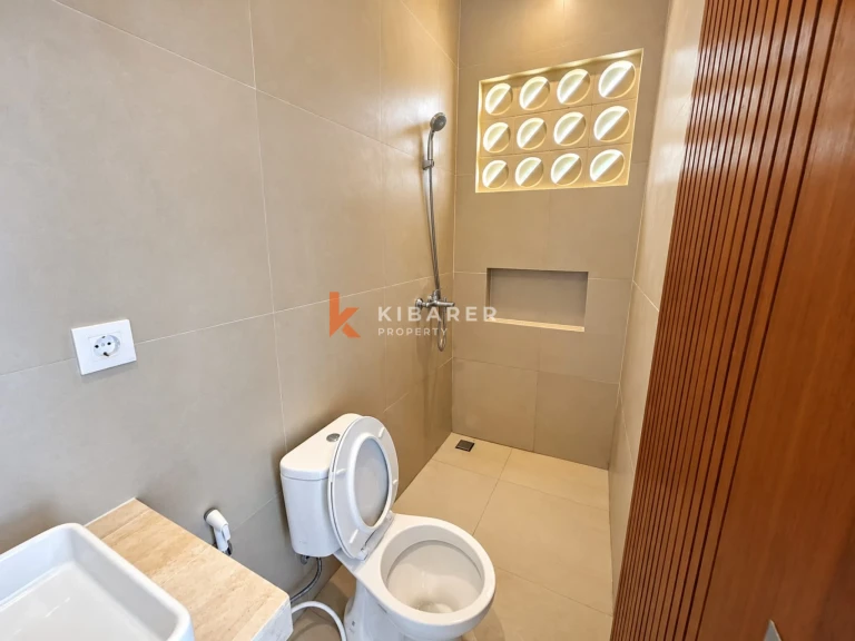 Villa Modern Tanpa Perabot dengan Dua Kamar Tidur dan Kolam Renang Pribadi di Sanur